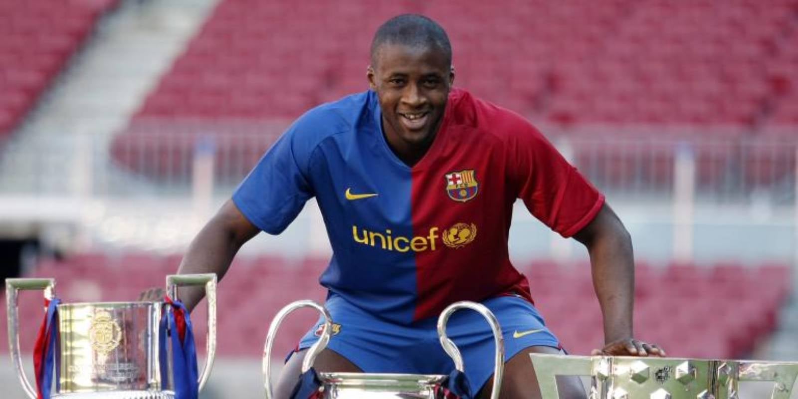 Yaya Touré, exjugador del Barça, amb el triplet guanyat l'any 2009 | FC Barcelona
