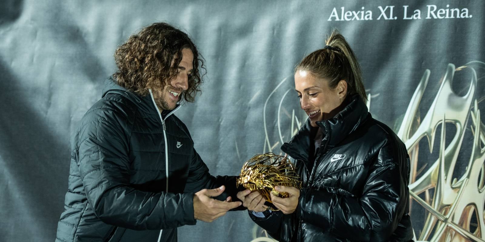 Carles Puyol, exjugador del Futbol Club Barcelona, i Alexia Putellas, jugadora del mateix club, en un acte a l'Estadi Olímpic Lluis Companys | Europa Press