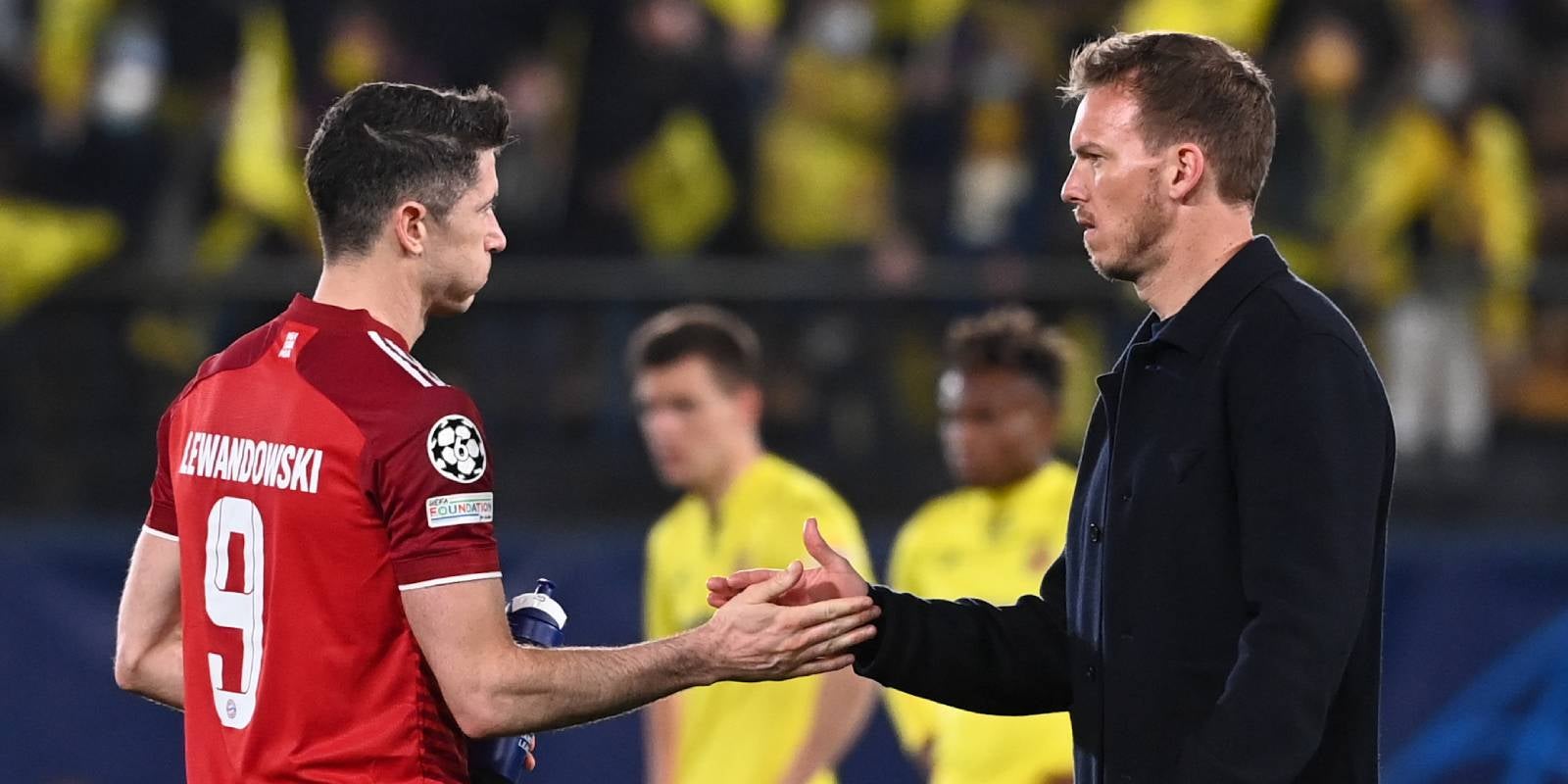 Robert Lewandowski, jugador del Barça, dona la mà a Julian Nagelsmann, entrenador del Bayern, durant la temporada passada en un partit dels bavaresos contra el Vila-real | Europa Press
