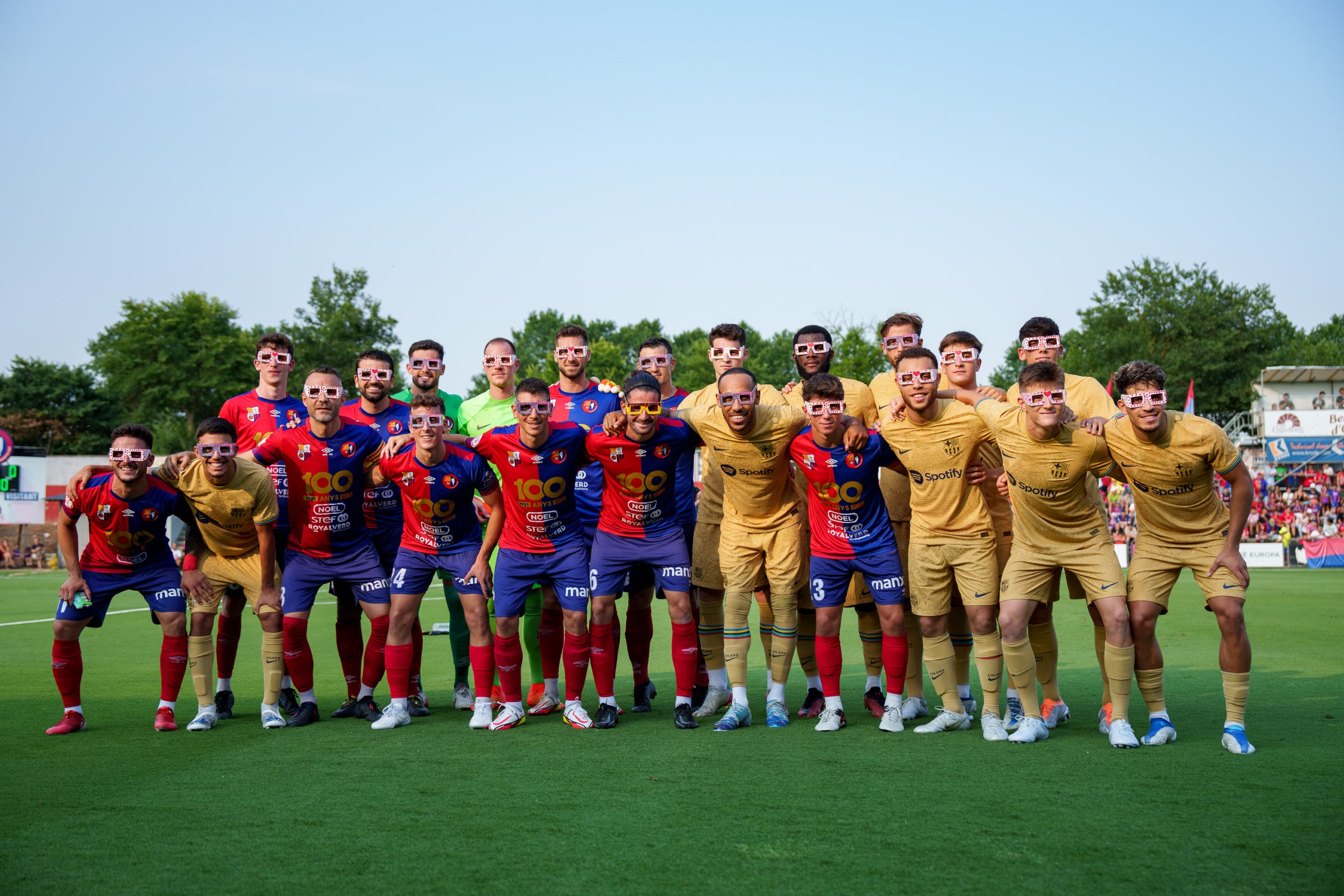 Los jugadores del Barça y el Olot han lucido las 'Gafas de realidad mejorada' contra el cáncer infantil | FC Barcelona