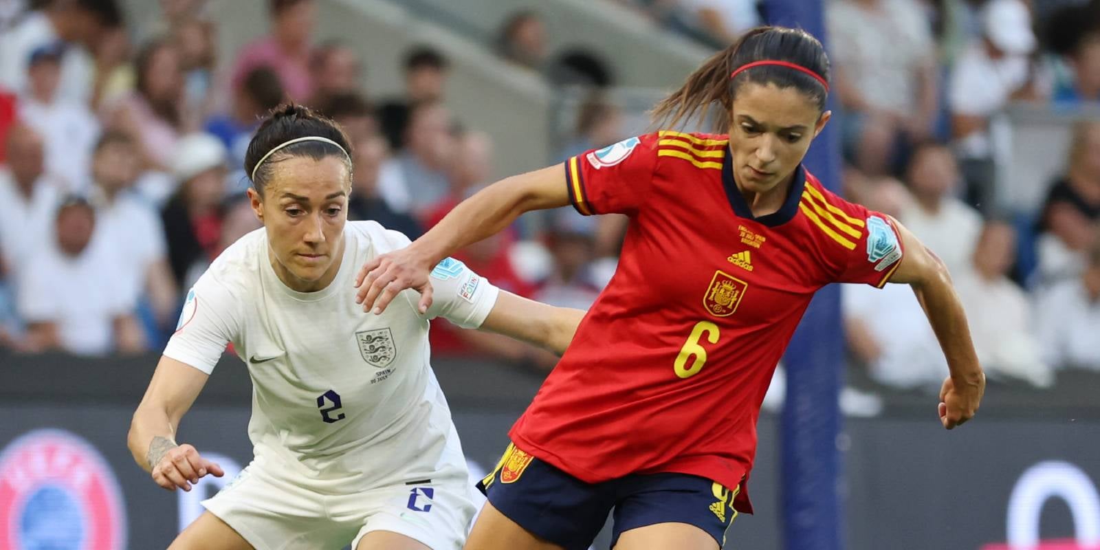Aitana Bonmatí, jugadora de España, conduce un balón | @SEFutbolFem