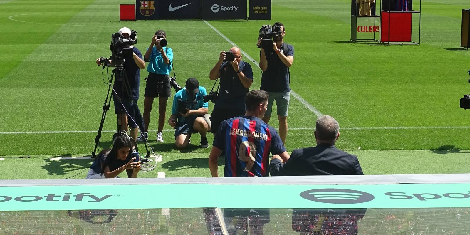 Robert Lewandowski i Joan Laporta, al Camp Nou | Gabriel Izcovich