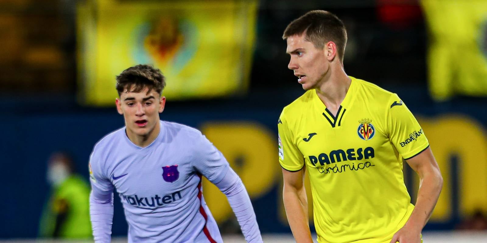 Juan Foyth, jugador del Vila-real, condueix una pilota davant la vigilància de Gavi, del Barça | Europa Press