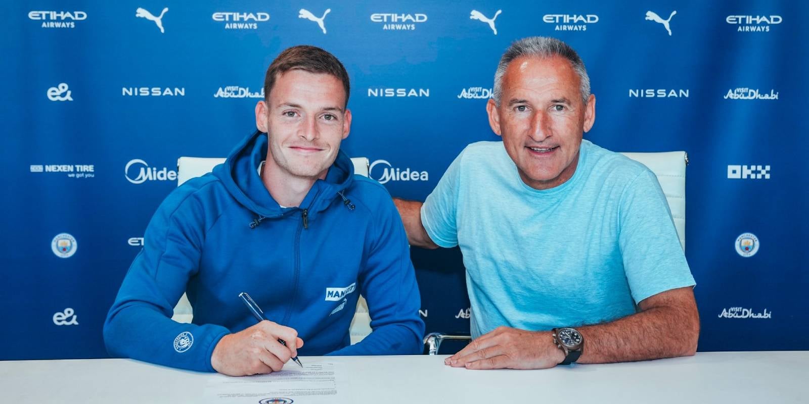 Sergio Gómez, jugador del Manchester City, i Txiki Begiristain, director de futbol | Manchester City