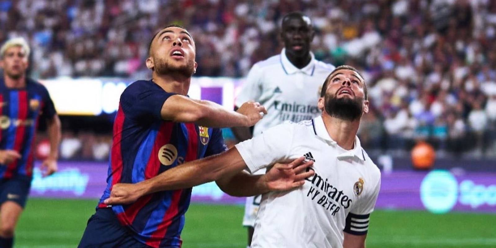 Sergiño Dest i Nacho Fernández batallen una pilota durant el clàssic de Las Vegas | @sergino_dest