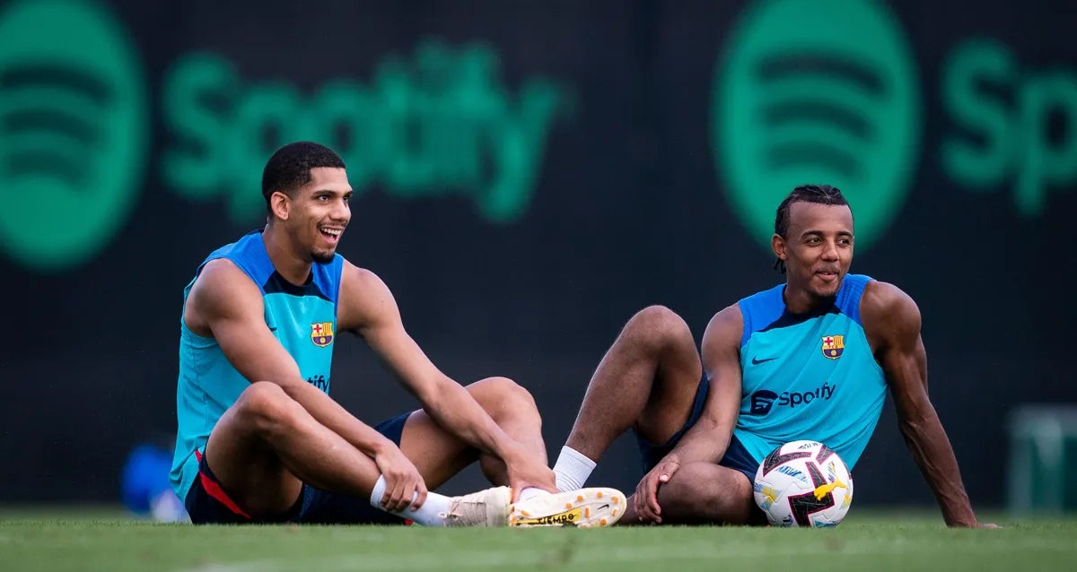 Ronald Araujo i Jules Koundé, durant un entrenament | FC Barcelona