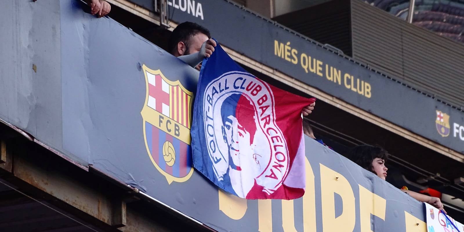 Un aficionat sosté en el Camp Nou una bandera del Barça amb la cara de Gavi | Gabriel Izcovich Bronstein