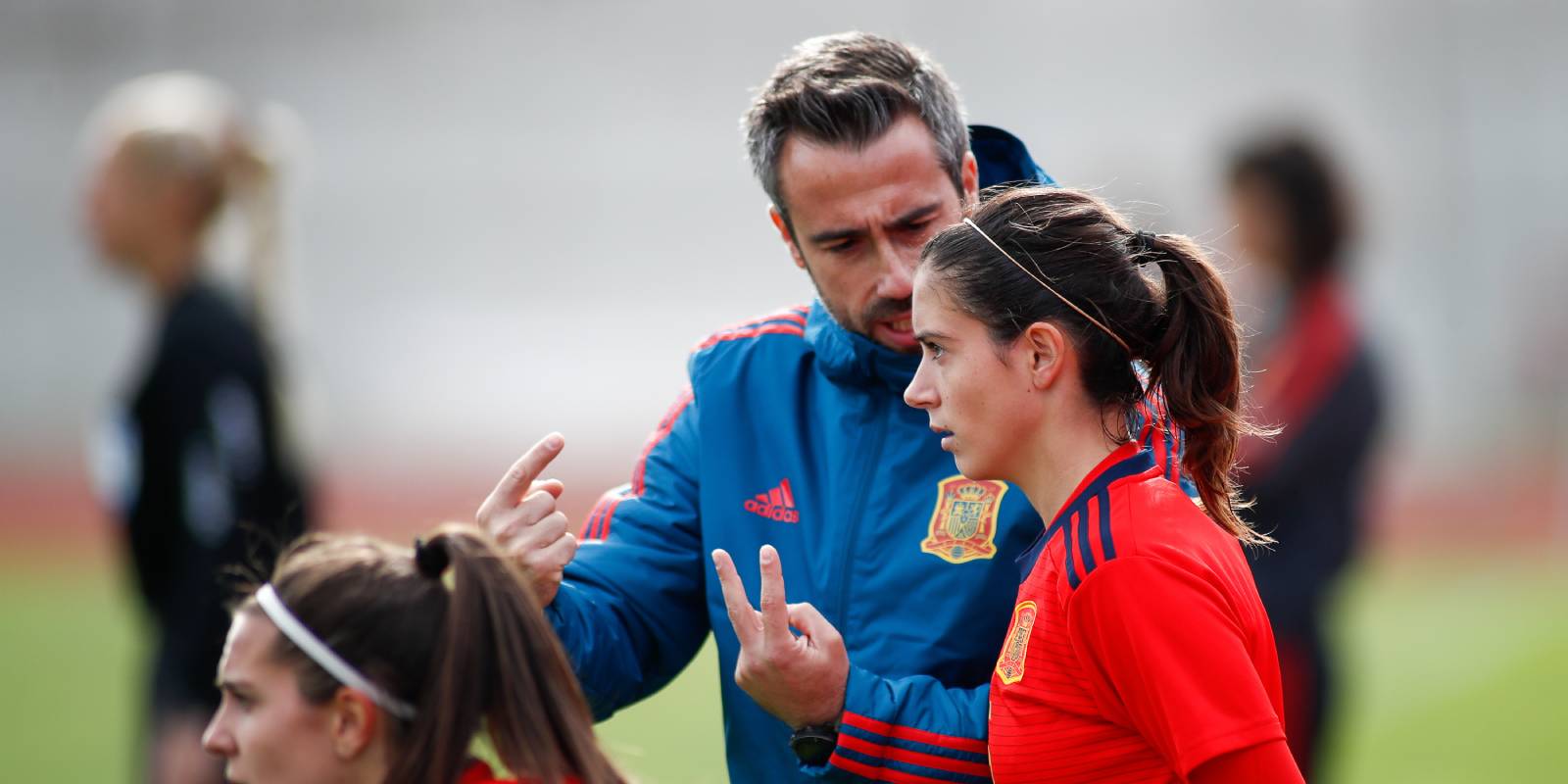 Jorge Vilda, seleccionador español femenino, junto a Aitana Bonmatí, jugadora del Barça, durante un entrenamiento de 2019 | Europa Press