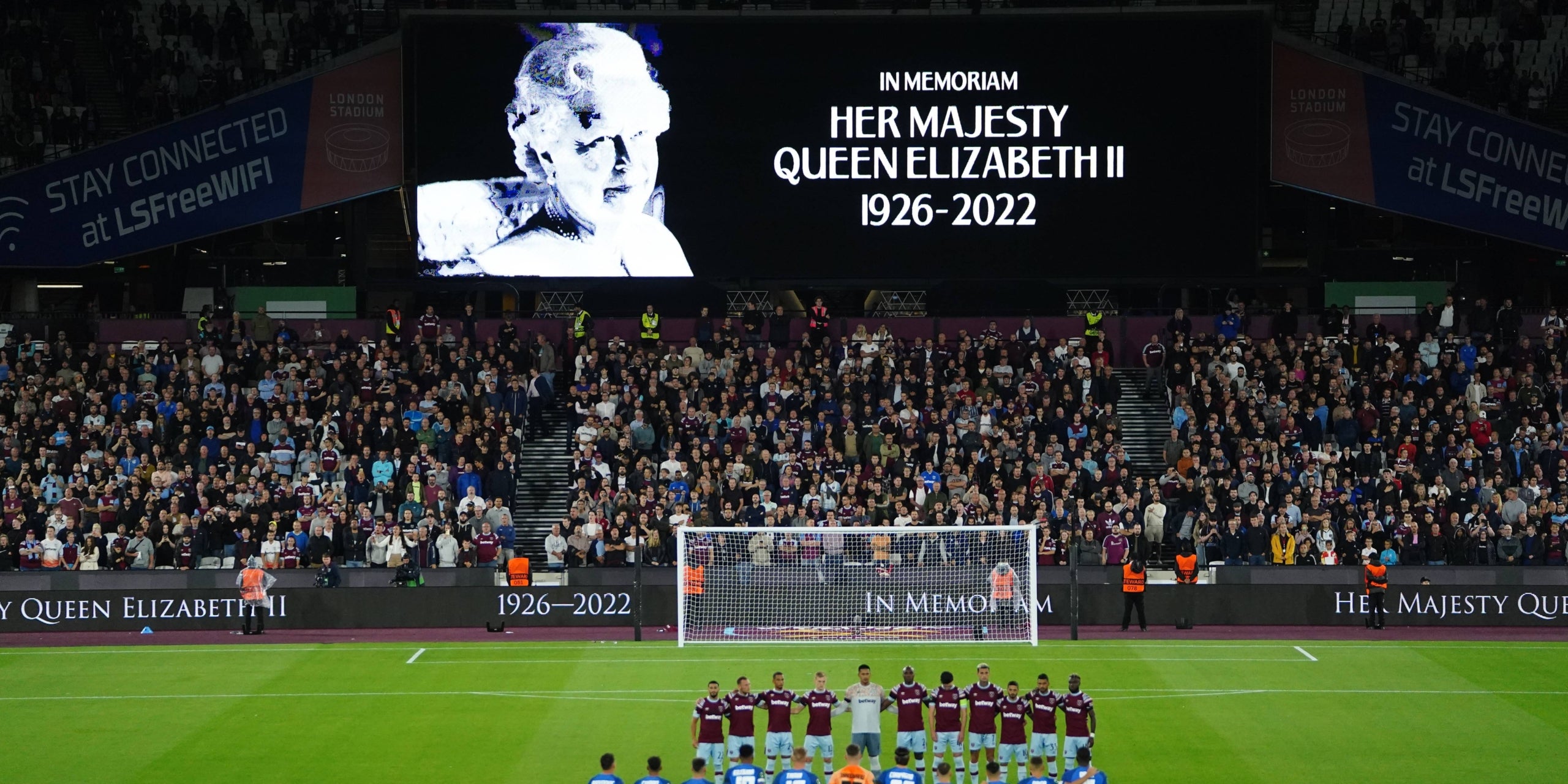 Minut de silenci a un camp de futbol anglès per la mort de la reina Elisabet II | Europa Press