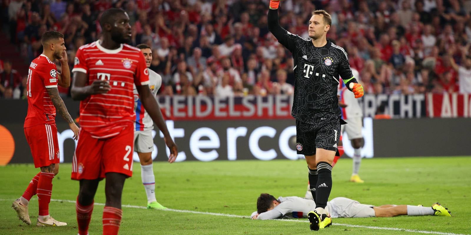 Neuer celebra una ocasió fallada pel Barça | FC Bayern