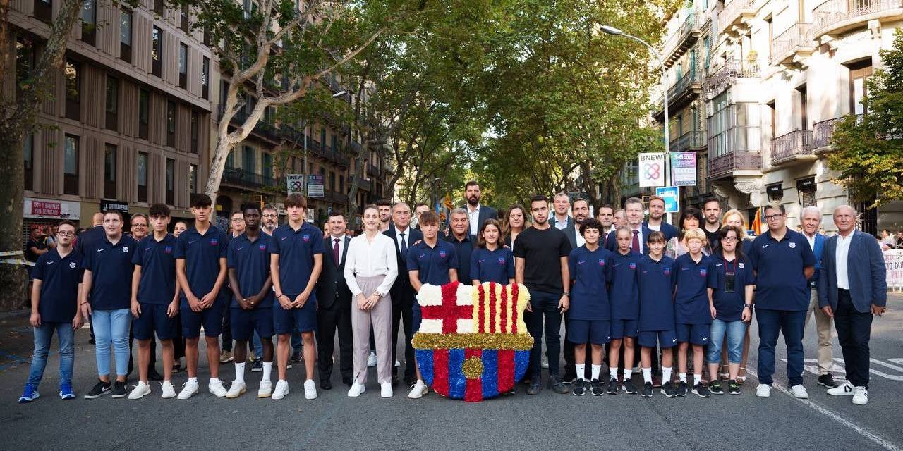 Directius, entrenadors i jugadors de diverses seccions del FC Barcelona durant l'ofrena floral a Casanova | FC Barcelona