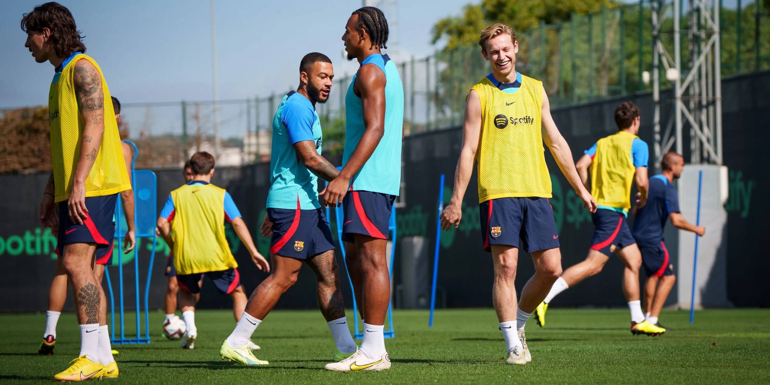 Koundé, Memphis i De Jong, durant un entrenament | FC Barcelona
