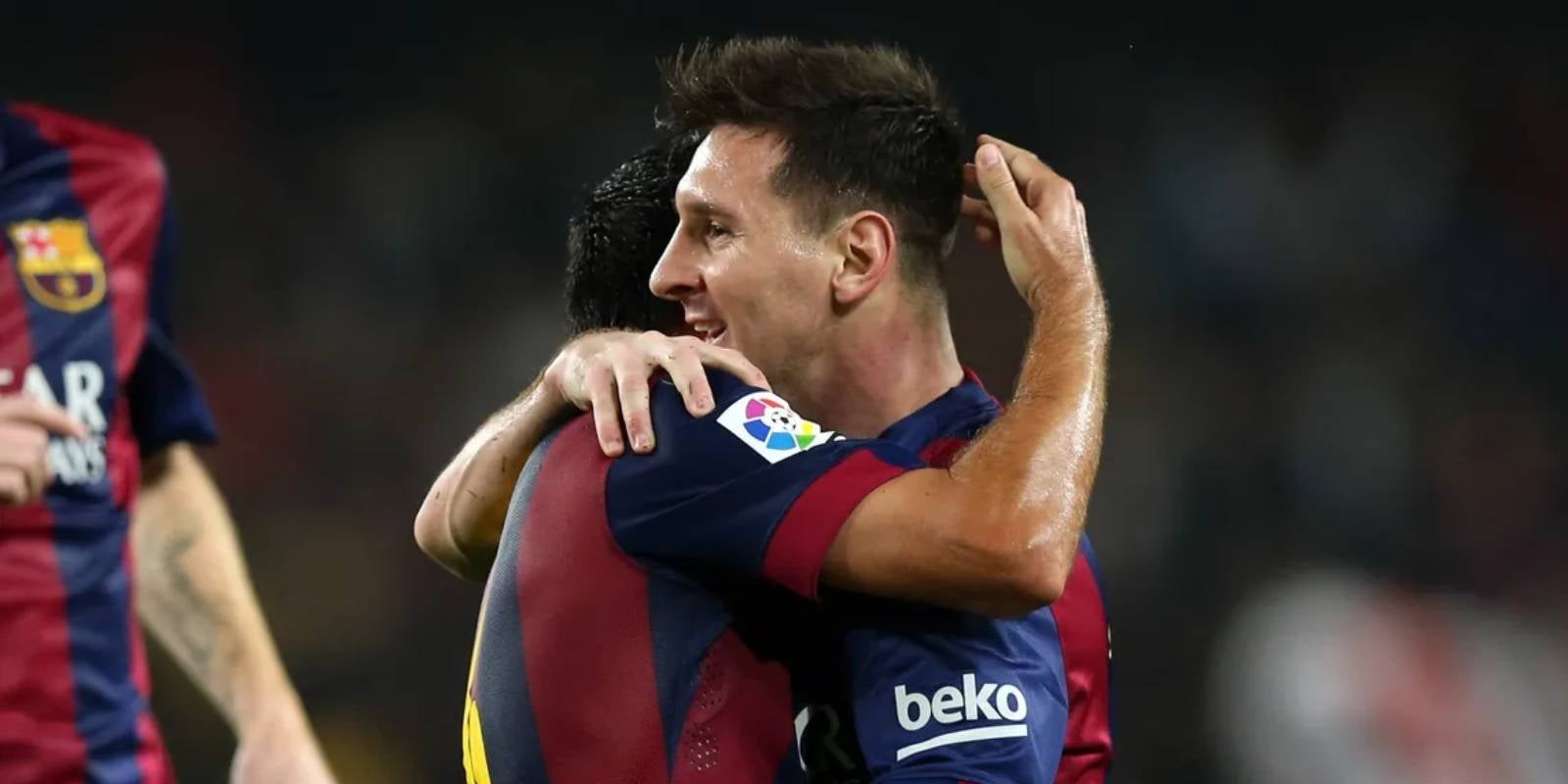 Leo Messi abraça Xavi Hernández en l'etapa de tots dos com a futbolistes del Barça | FC Barcelona