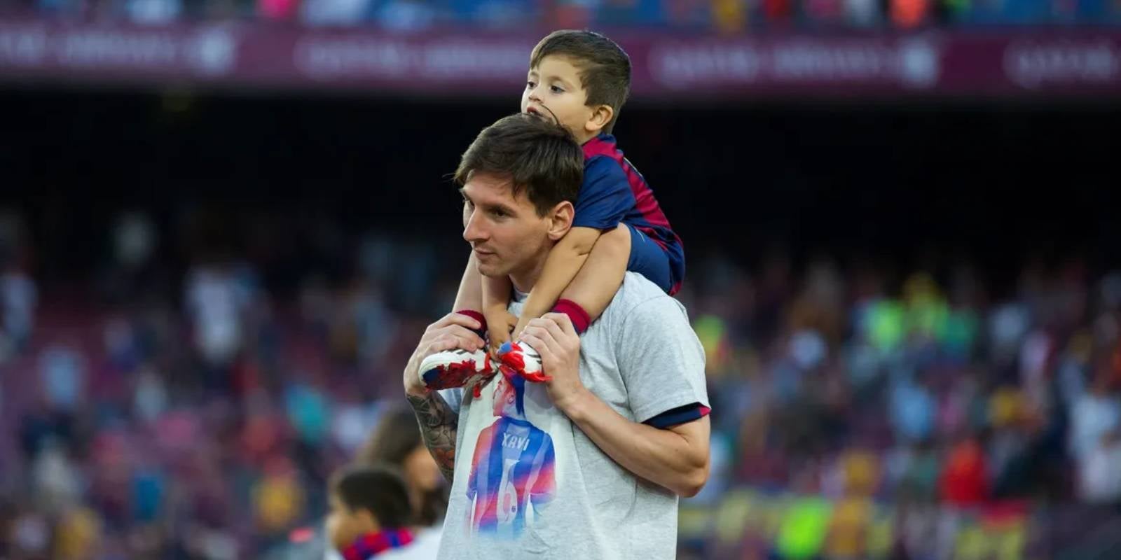 Leo Messi, com a jugador del Barça, i durant el comiat de Xavi Hernández com a jugador culer, amb el seu fill damunt | FC Barcelona