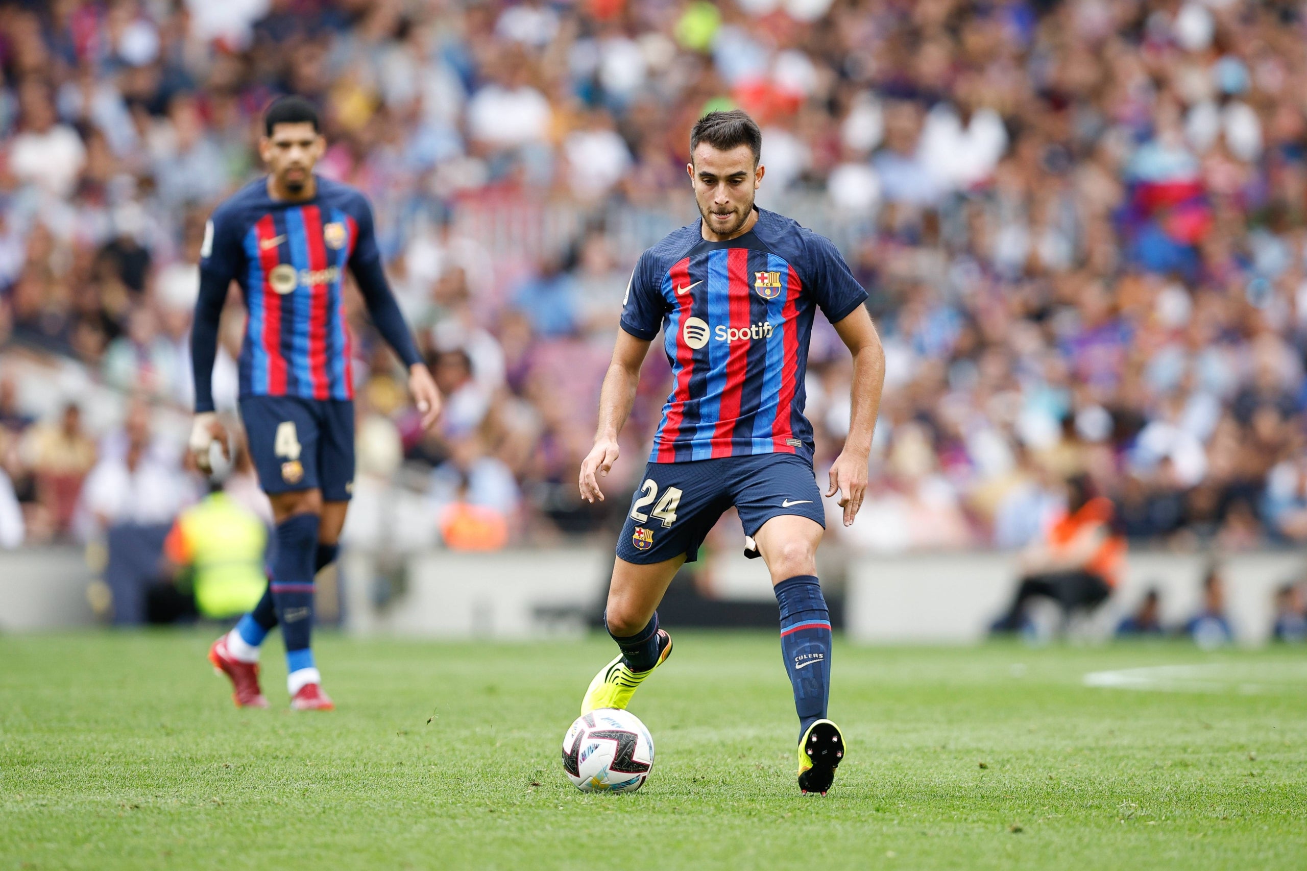 Eric Garcia, dando un pase en el Camp Nou | Europa Press