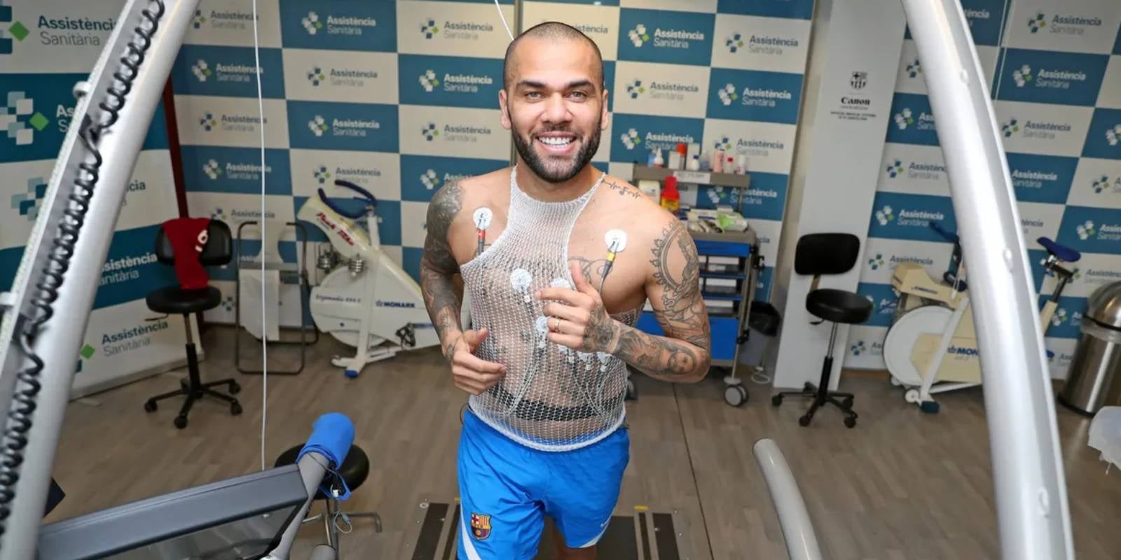 Dani Alves, durant la revisió mèdica corresponent al seu segon fitxatge pel Barça | FC Barcelona