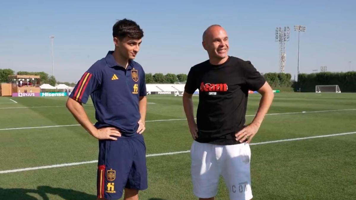 Pedri ha conegut Iniesta durant la concentració de la selecció espanyola al Mundial de Qatar | @SEFutbol