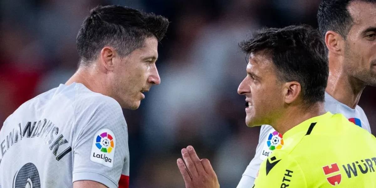 Lewandowski parla amb Gil Manzano després de l'expulsió | FC Barcelona