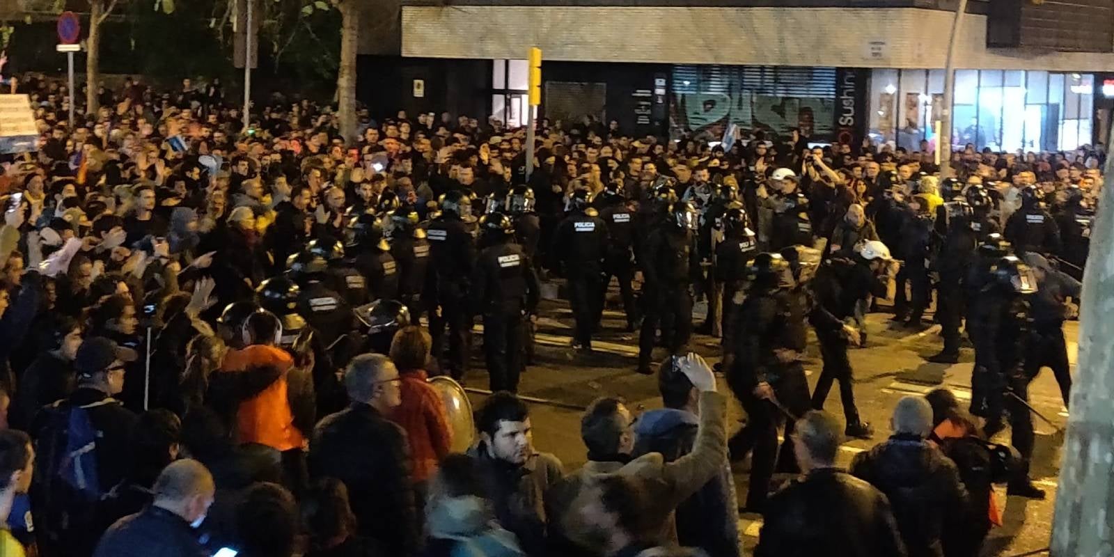 Imatge corresponent a una batalla campal multitudinària entre Boixos Nois i independentistes a les portes del Camp Nou a Barcelona, el 18 de desembre del 2019 | Europa Press