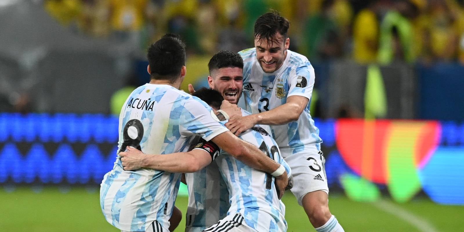 Jugadors de la selecció argentina, abraçant Leo Messi un cop la final de la Copa Amèrica de 2021 va acabar | Europa Press