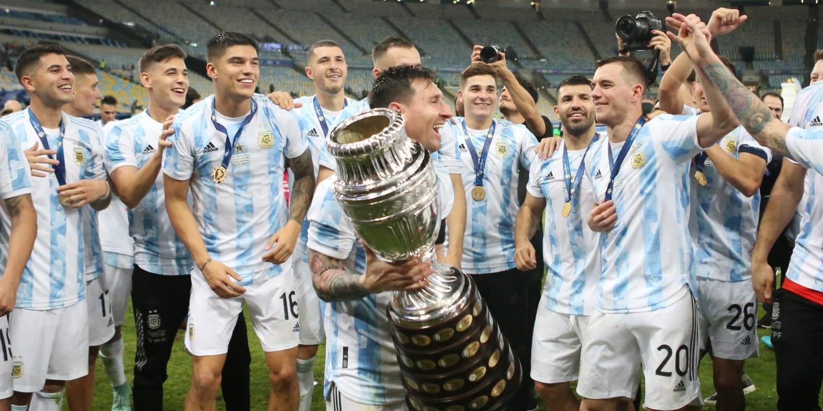 Leo Messi aixeca la Copa Amèrica de 2021 envoltat dels seus companys | Europa Press