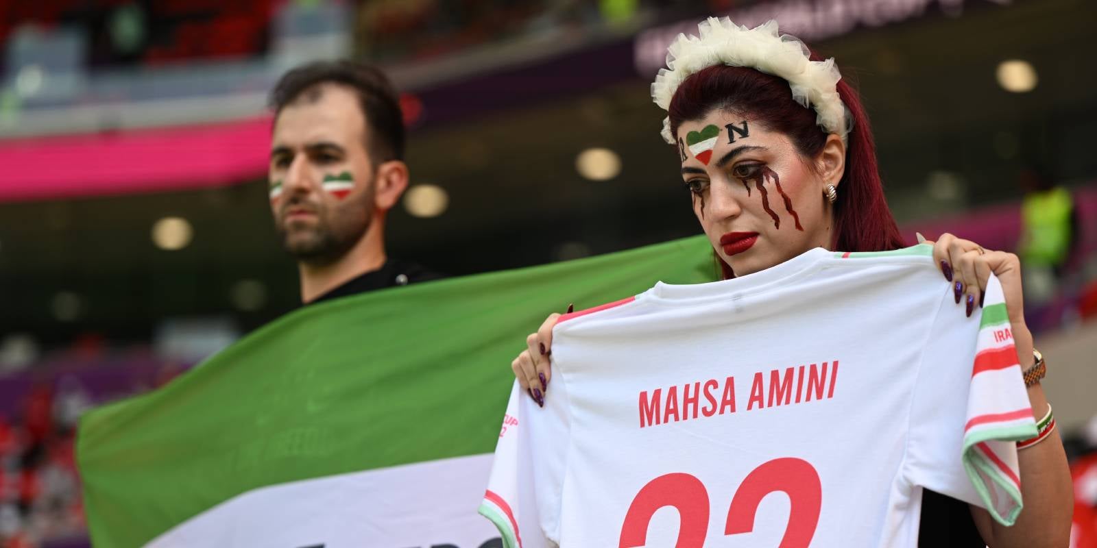 Una aficionada iraniana, durant l'Iran-Gal·les, sostenint una samarreta en memòria de Mahsa Amini, una dona kurda que va morir sota la custòdia de la policia moral iraniana | Europa Press
