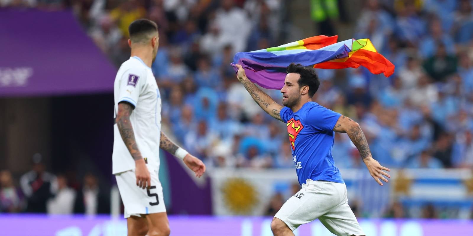 Un espontani amb la bandera de l'Arc de Sant Martí i missatges cap a Ucraïna i Iran irromp el Portugal-Uruguai del Mundial | Europa Press