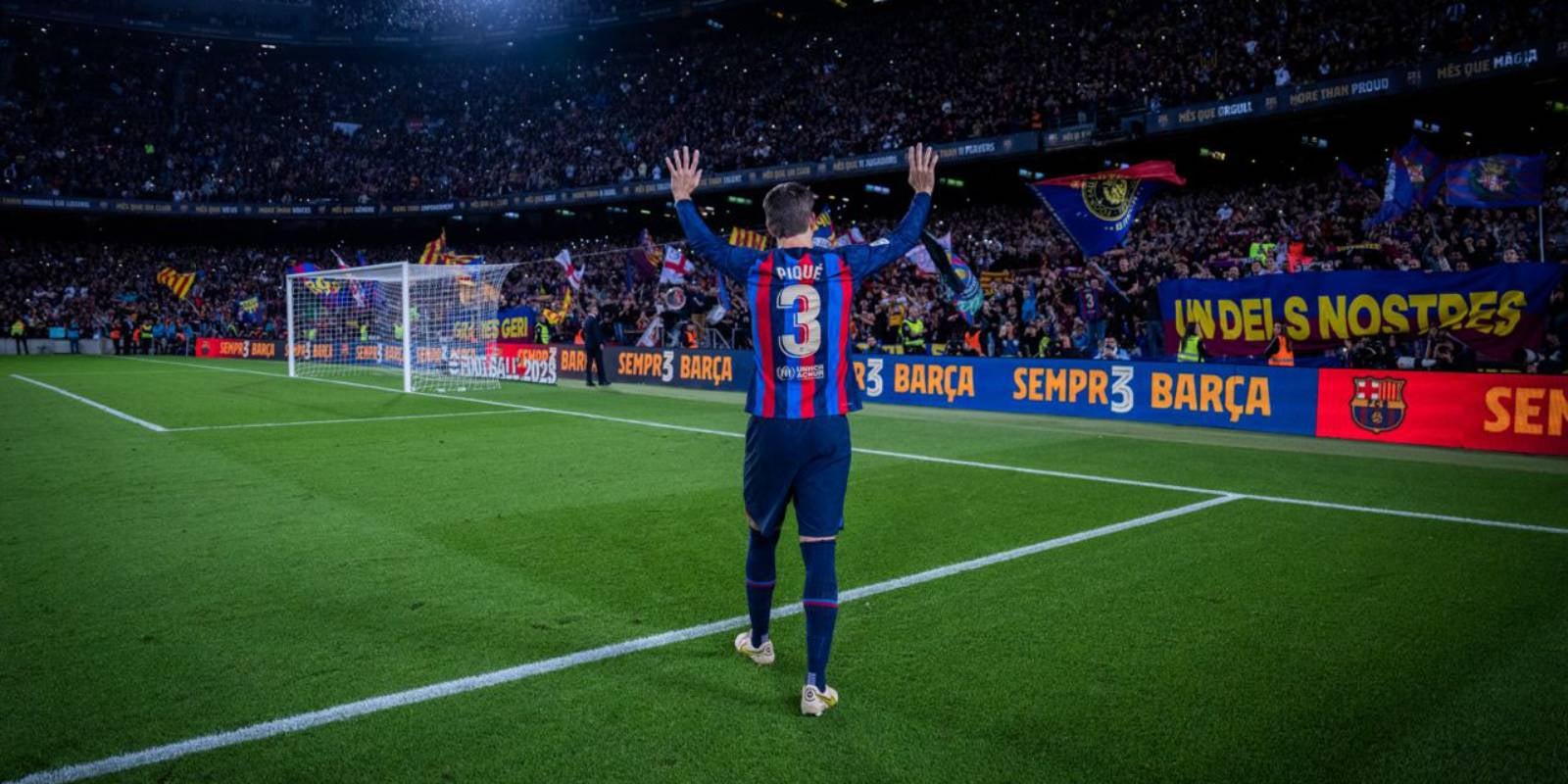 Gerard Piqué fent una volta d'honor en la gespa del Camp Nou | FC Barcelona