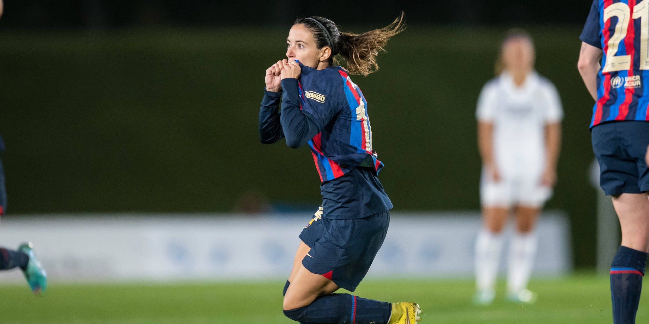 Aitana Bonmatí, fent un petó a l'escut | @fcbfemeni