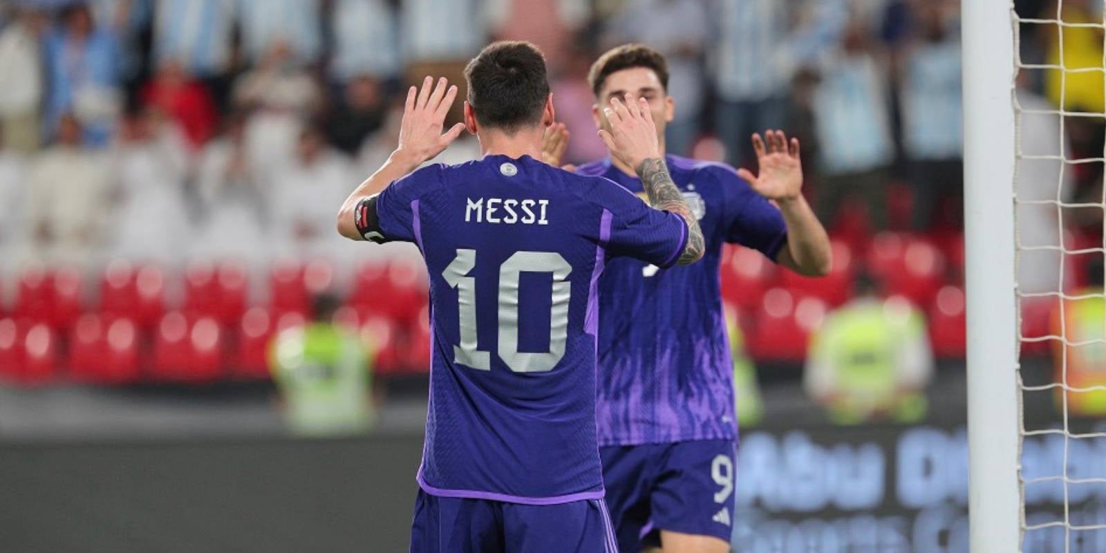 Messi, celebrant el gol de Julián Álvarez contra els Emirats Àrabs Units | @Argentina