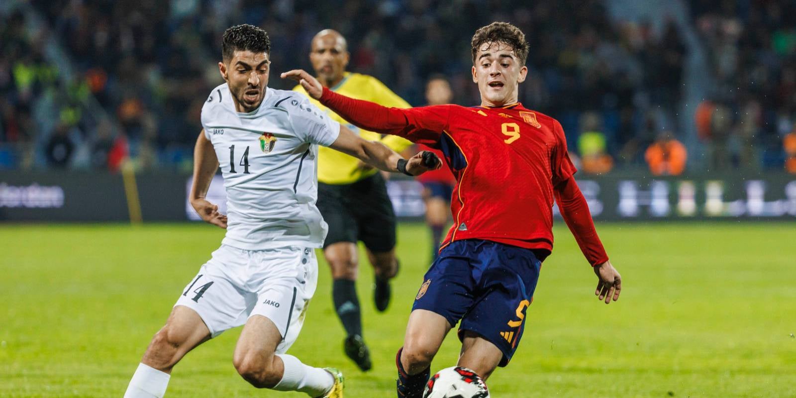 Gavi controla la pilota davant Al Samrieh | @SEFutbol 