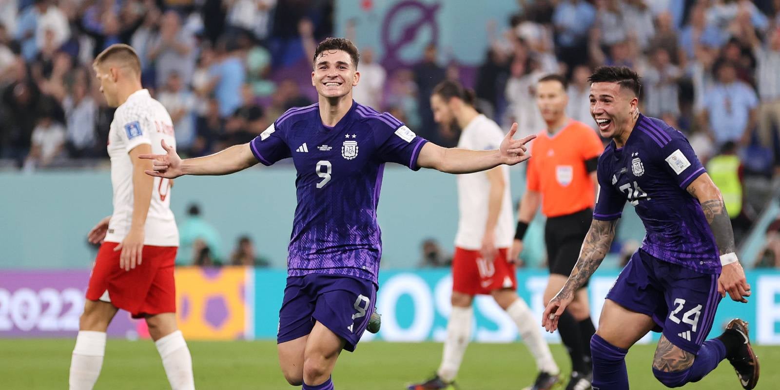 Julián Álvarez i Enzo Fernández celebren el 2-0 de l'Argentina contra Polònia | FIFA