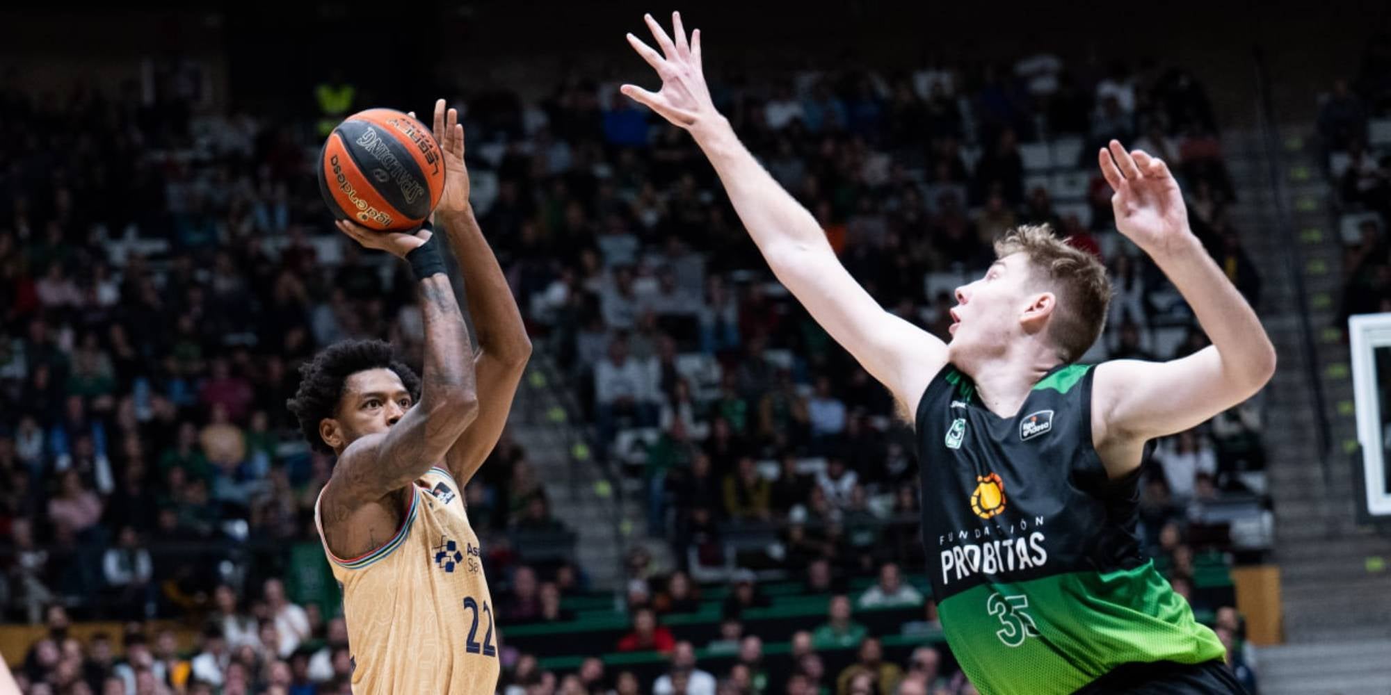 Cory Higgins llança davant Birgander | @fcbbasket