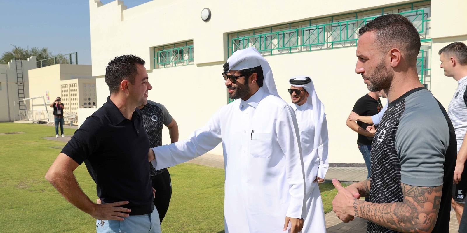 Xavi Hernández ha aprofitat el seu viatge a Qatar per visitar un entrenament del seu exequip, l'Al-Sadd | Al-Sadd