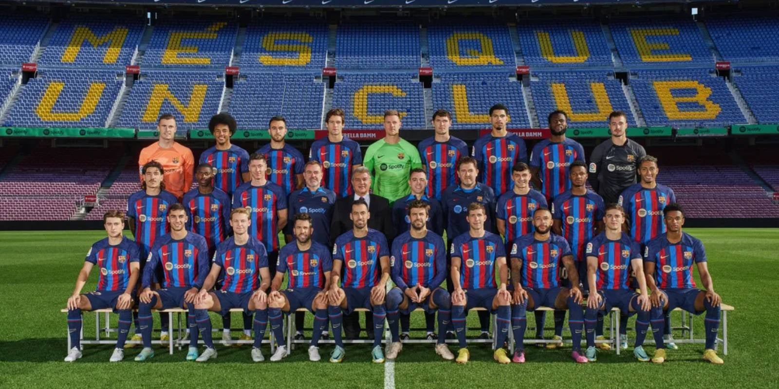 Los jugadores del Barça, en su foto oficial de la temporada 2022/2023, junto al cuerpo técnico y al presidente, Joan Laporta | FC Barcelona