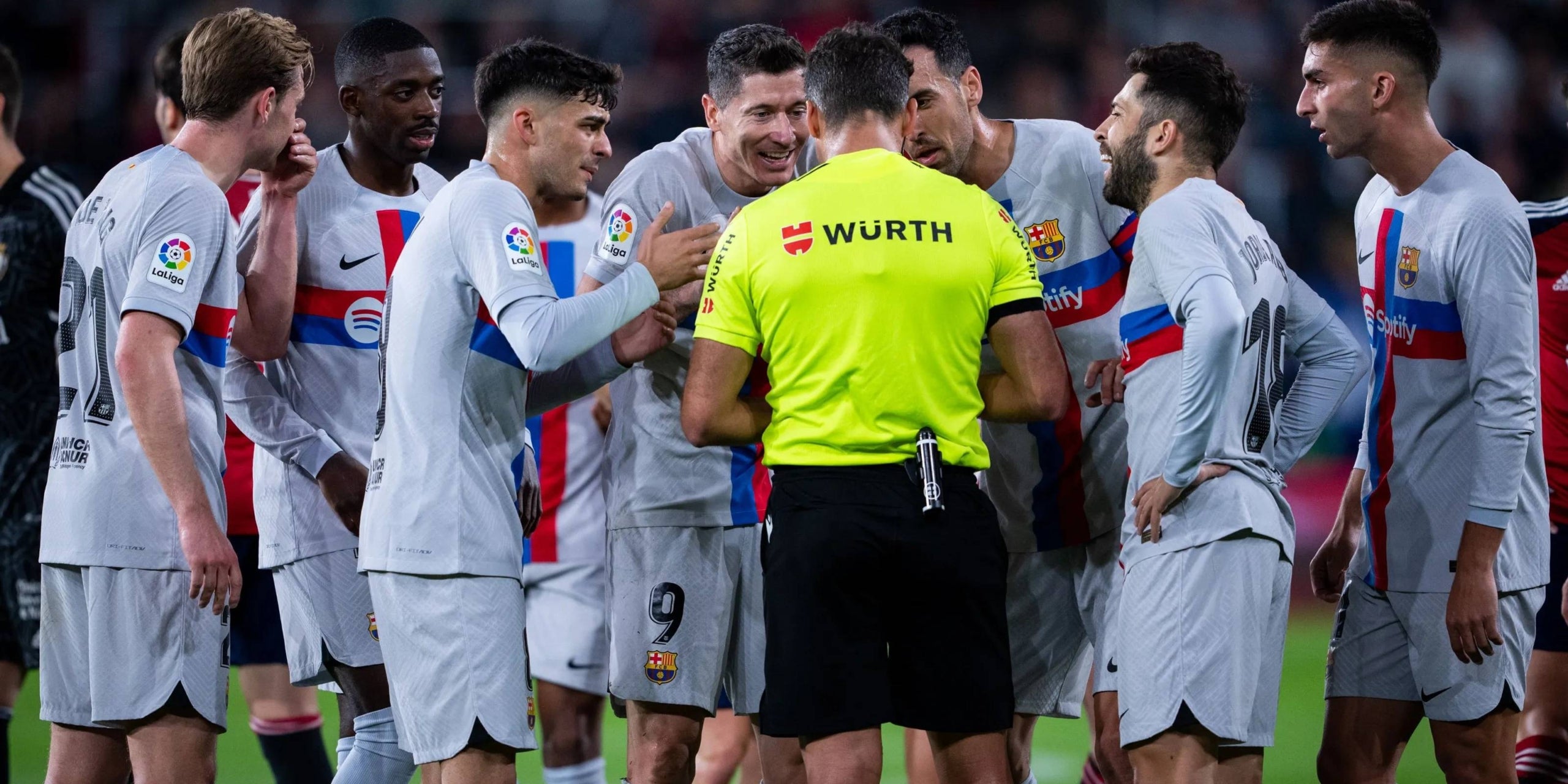 Lewandowski parla amb Gil Manzano després de la seva expulsió | FC Barcelona