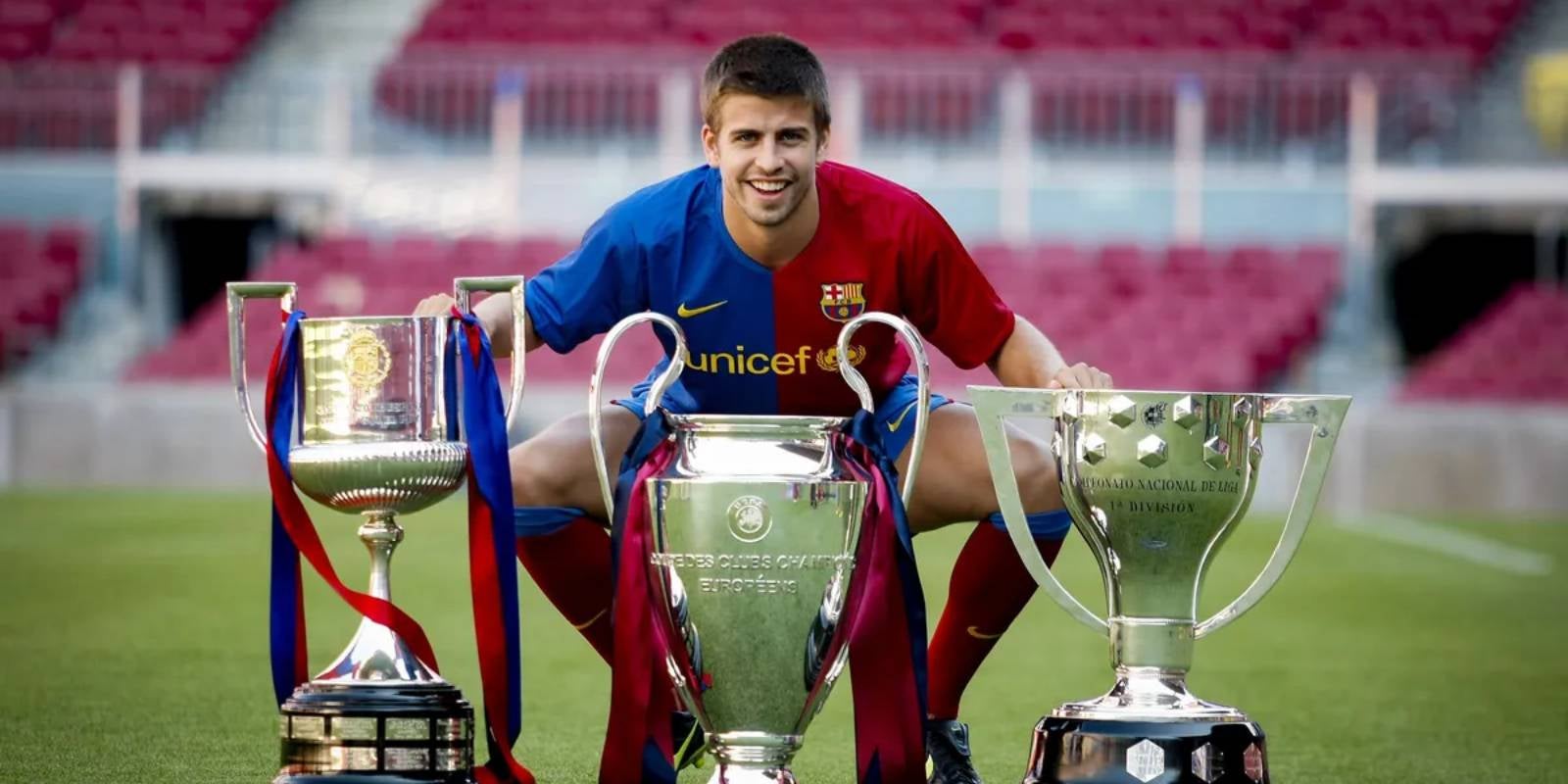 Gerard Piqué, amb el tres títols que conformen el triplet de la temporada 2008/2009 | FC Barcelona 