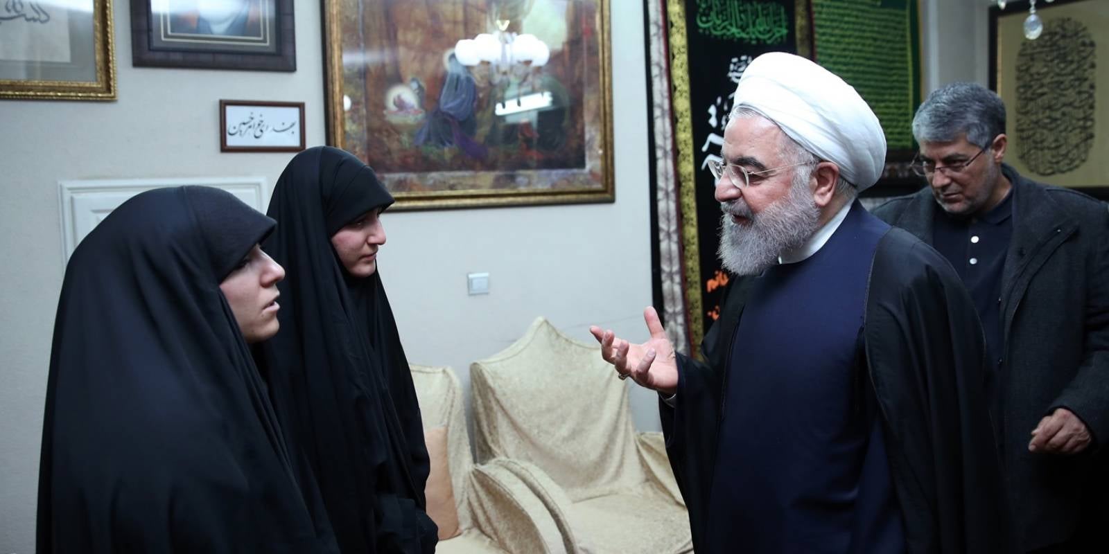 Alí Jamenei, líder suprem de l'Iran, visitant la família del general Qasem Soleimani, afí al seu règim i assassinat a mans dels Estats Units | Europa Press