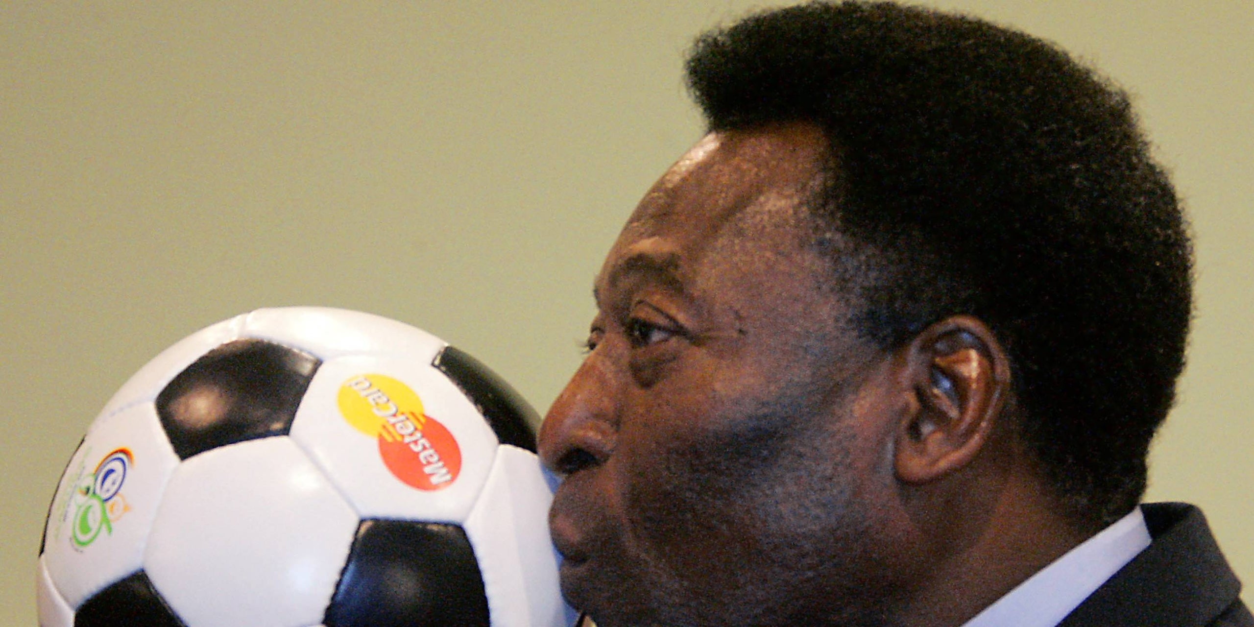 Pelé, dándole un beso a una pelota | Europa Press
