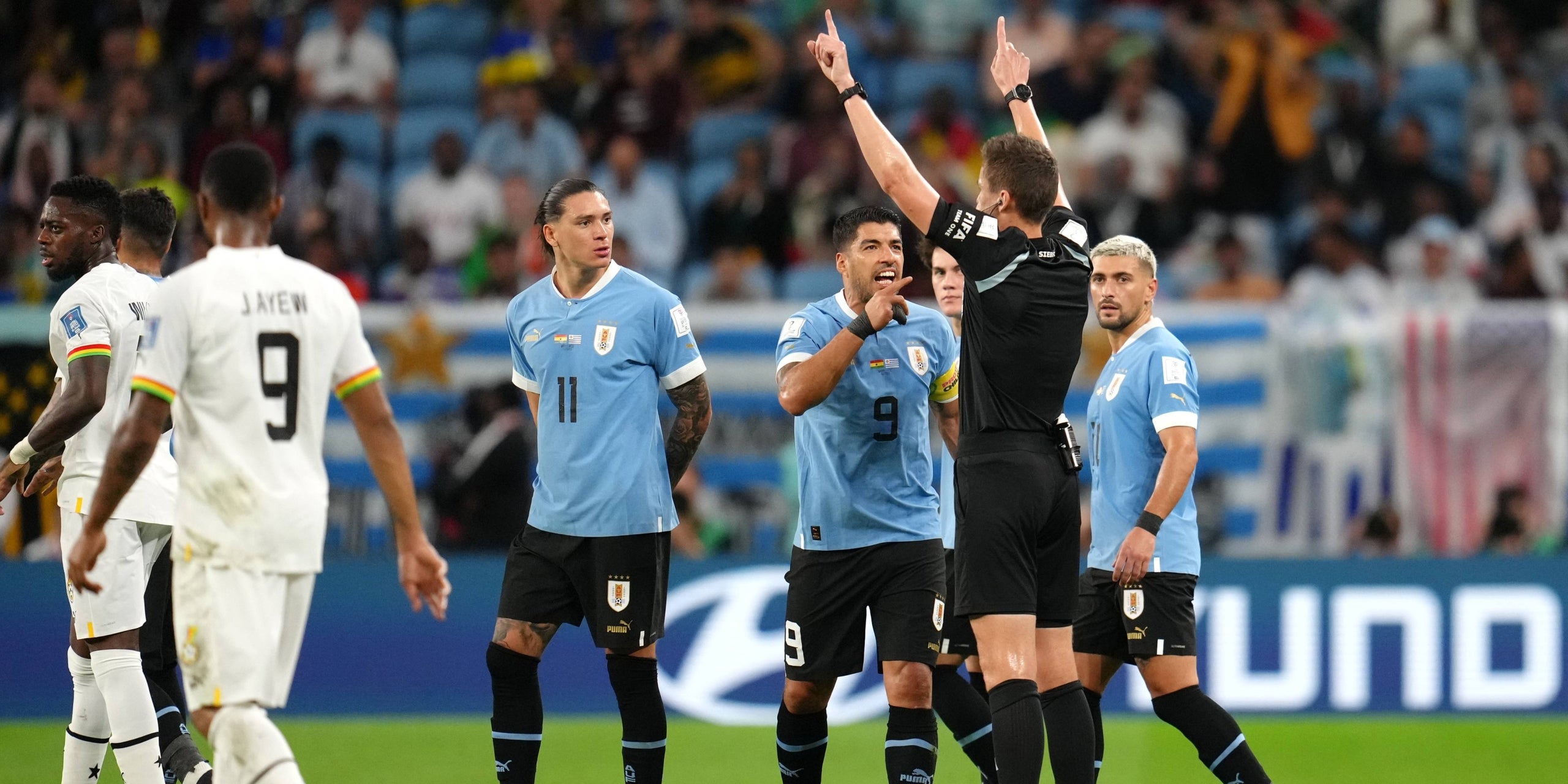 Els jugadors de l'Uruguai, protestant a l'àrbitre | Europa Press