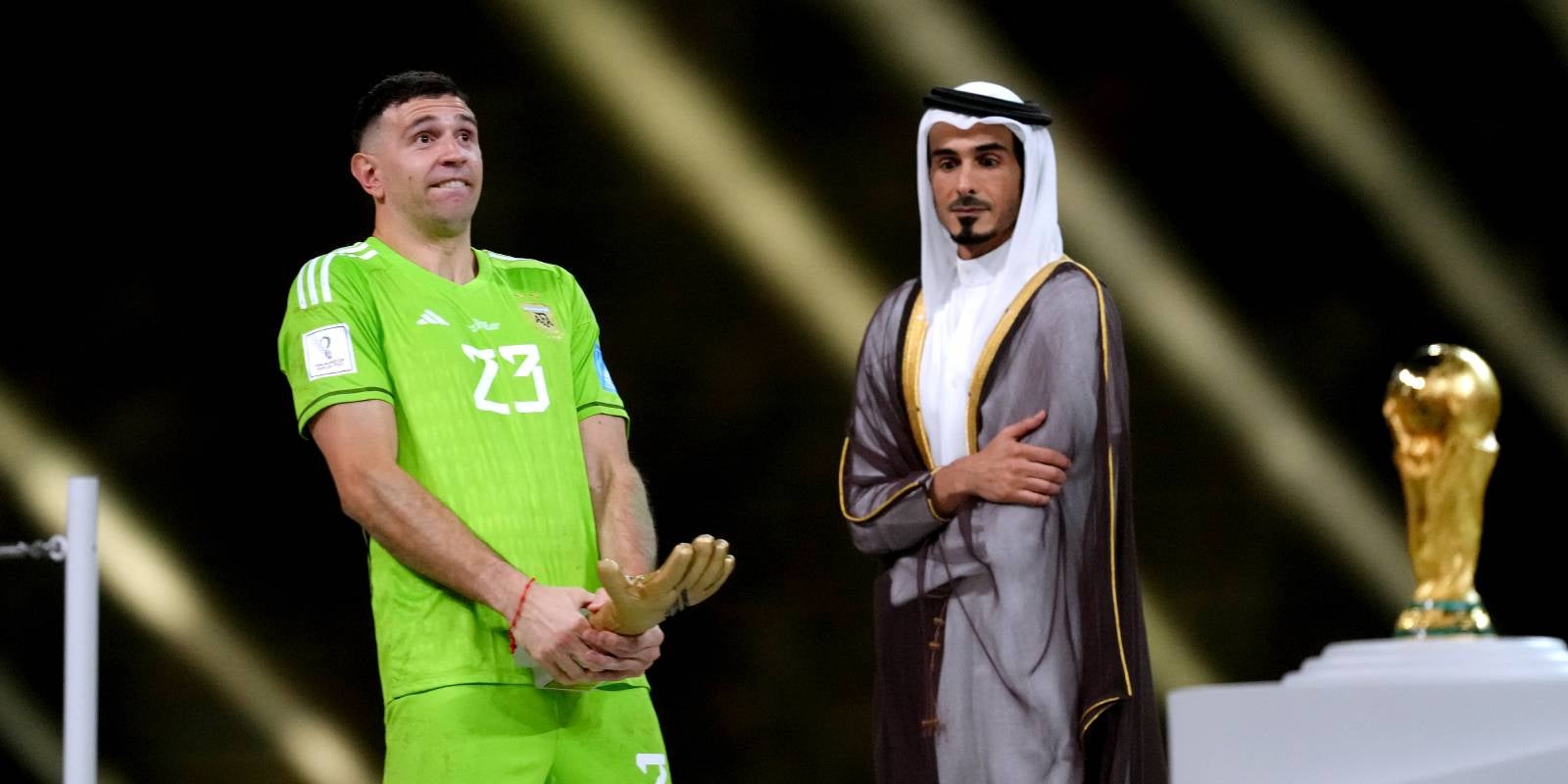 El Dibu Martínez, porter de l'Argentina, s'enduu el Guant d'Or del Mundial als genitals després de la final contra França | Europa Press
