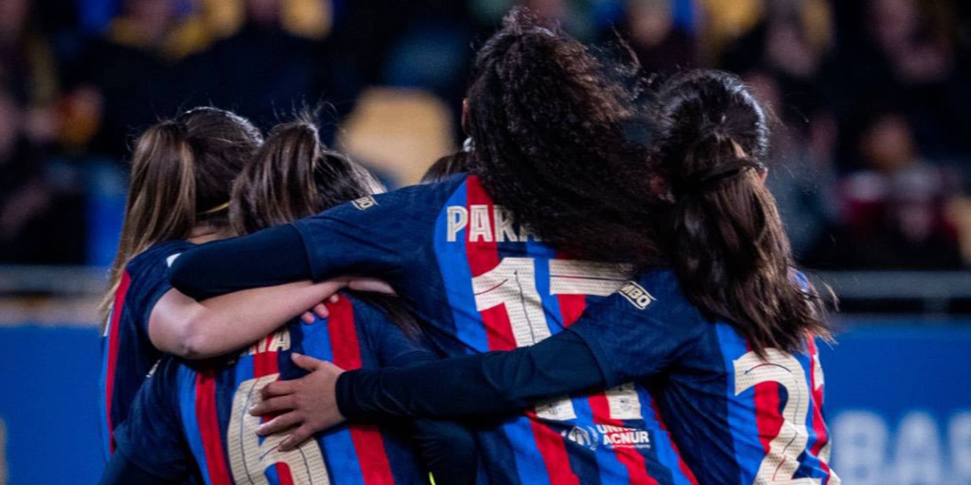 Les jugadores del Barça, abraçades, celebren un gol | @fcbfemeni
