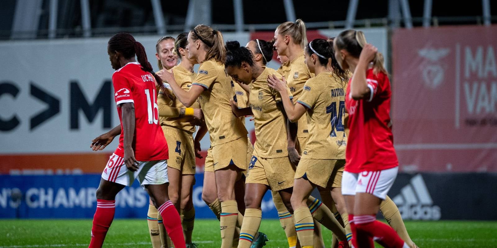 Les jugadores del Barça femení, celebrant el primer gol contra el Benfica, obra d'Irene Paredes | Europa Press