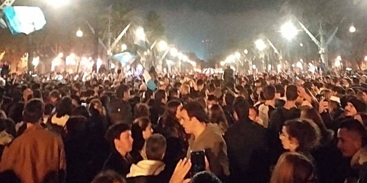 Aficionats argentins celebren la victòria de la seva selecció al Passeig Lluís Companys de Barcelona | Joan Pol Alcaraz