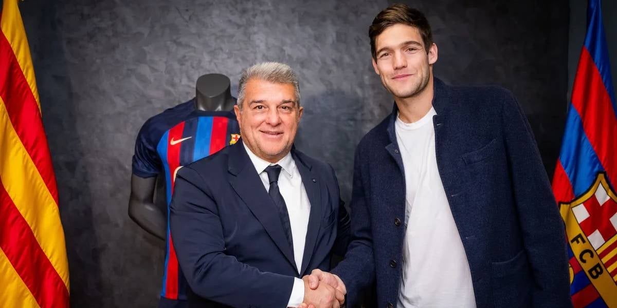 Joan Laporta i Marcos Alonso escenifiquen la renovació del jugador | FC Barcelona