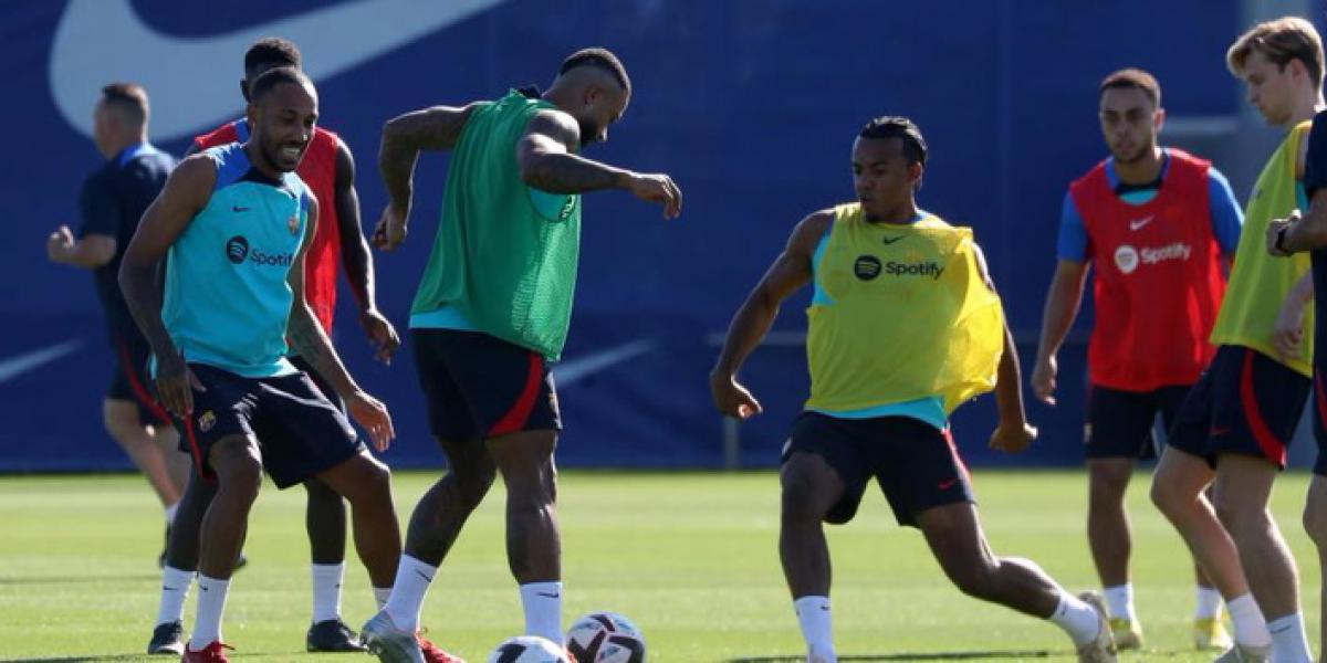 Aubameyang i Memphis, durant un entrenament amb el Barça | FC Barcelona