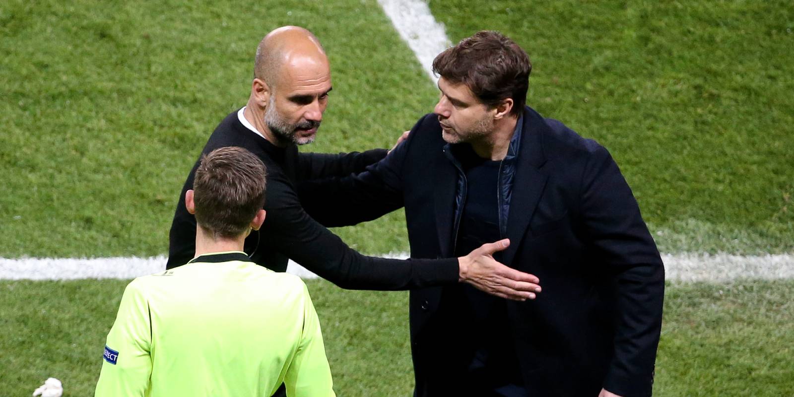 Pep Guardiola i Mauricio Pochettino se saluden durant un partit entre el Manchester City i el Tottenham | Europa Press