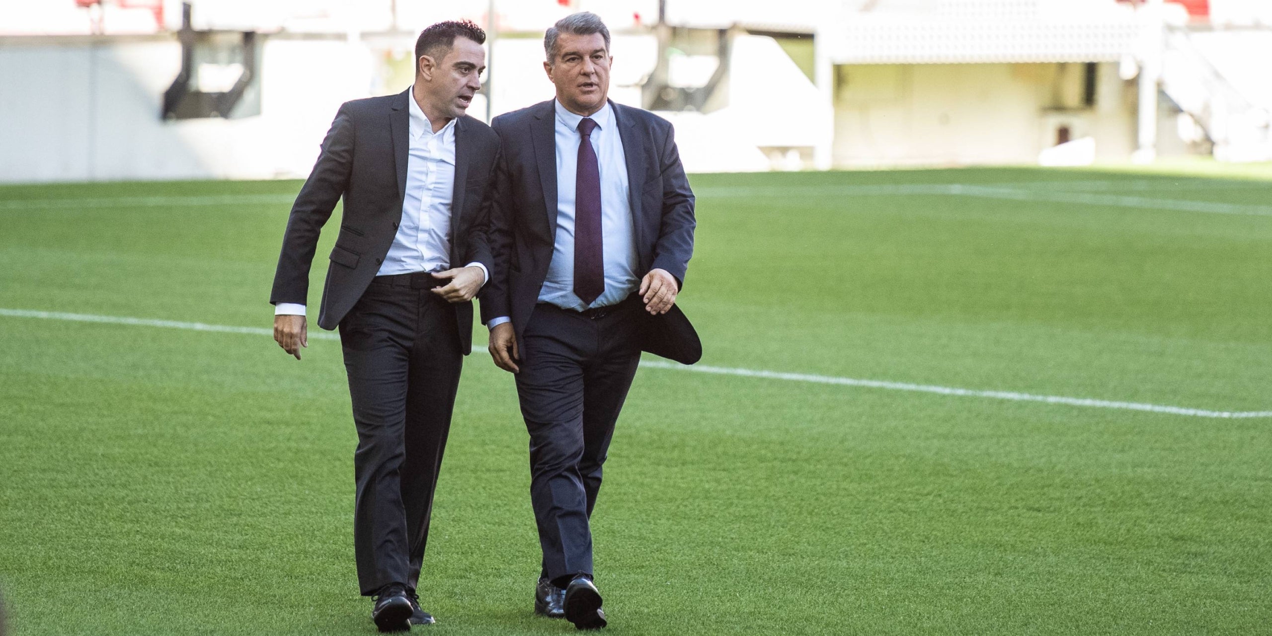 Xavi Hernández i Joan Laporta, sobre la gespa del Camp Nou | Europa Press