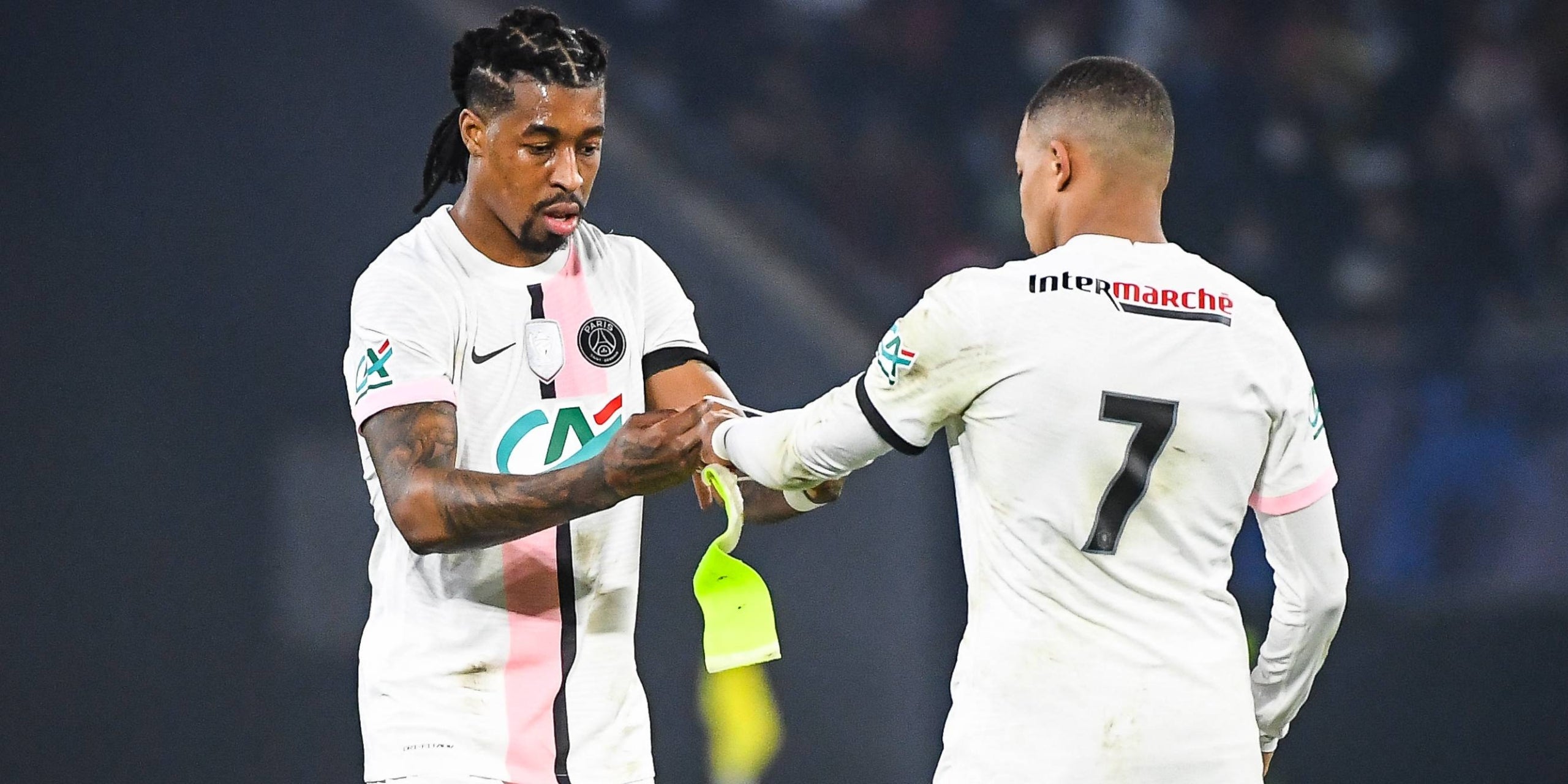 Kimpembe le entrega el brazalete de capitán a Mbappé durante un partido | Europa Press