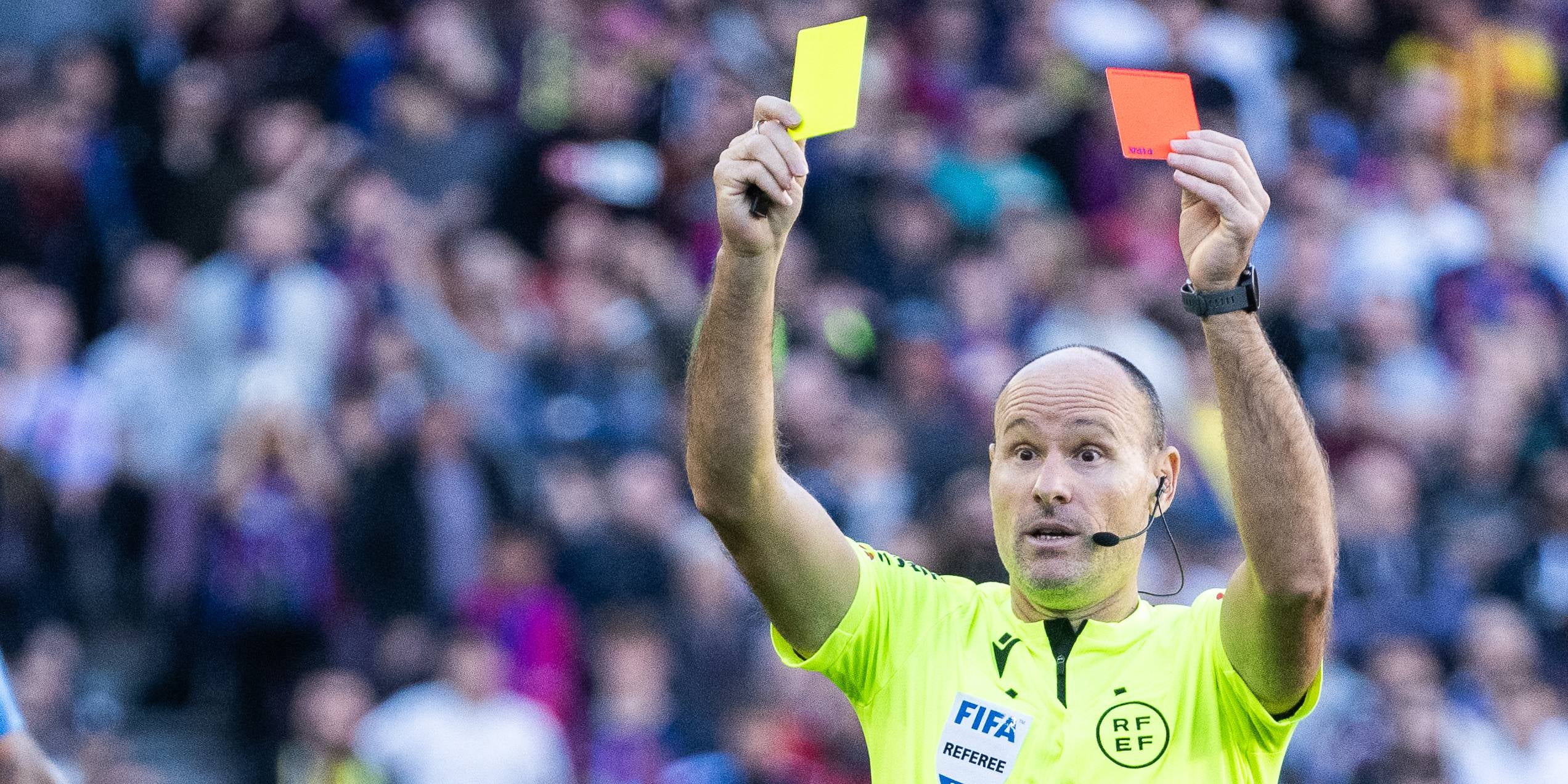 Mateu Lahoz muestra una tarjeta amarilla y una tarjeta roja | Europa Press